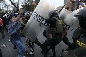 Los manifestantes rompen cerco policial y llegan hasta los exteriores del Congreso peruano