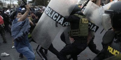 Los manifestantes rompen cerco policial y llegan hasta los exteriores del Congreso peruano
