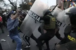 Los manifestantes rompen cerco policial y llegan hasta los exteriores del Congreso peruano