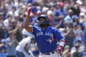 Vladdy Jr conecta jonrón 15 en la temporada y Azulejos blanquea a Padres