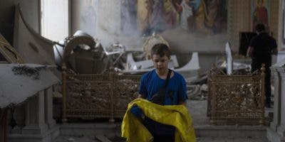 Un muerto y 22 heridos, entre ellos cuatro niños, en un ataque nocturno ruso contra Odesa
