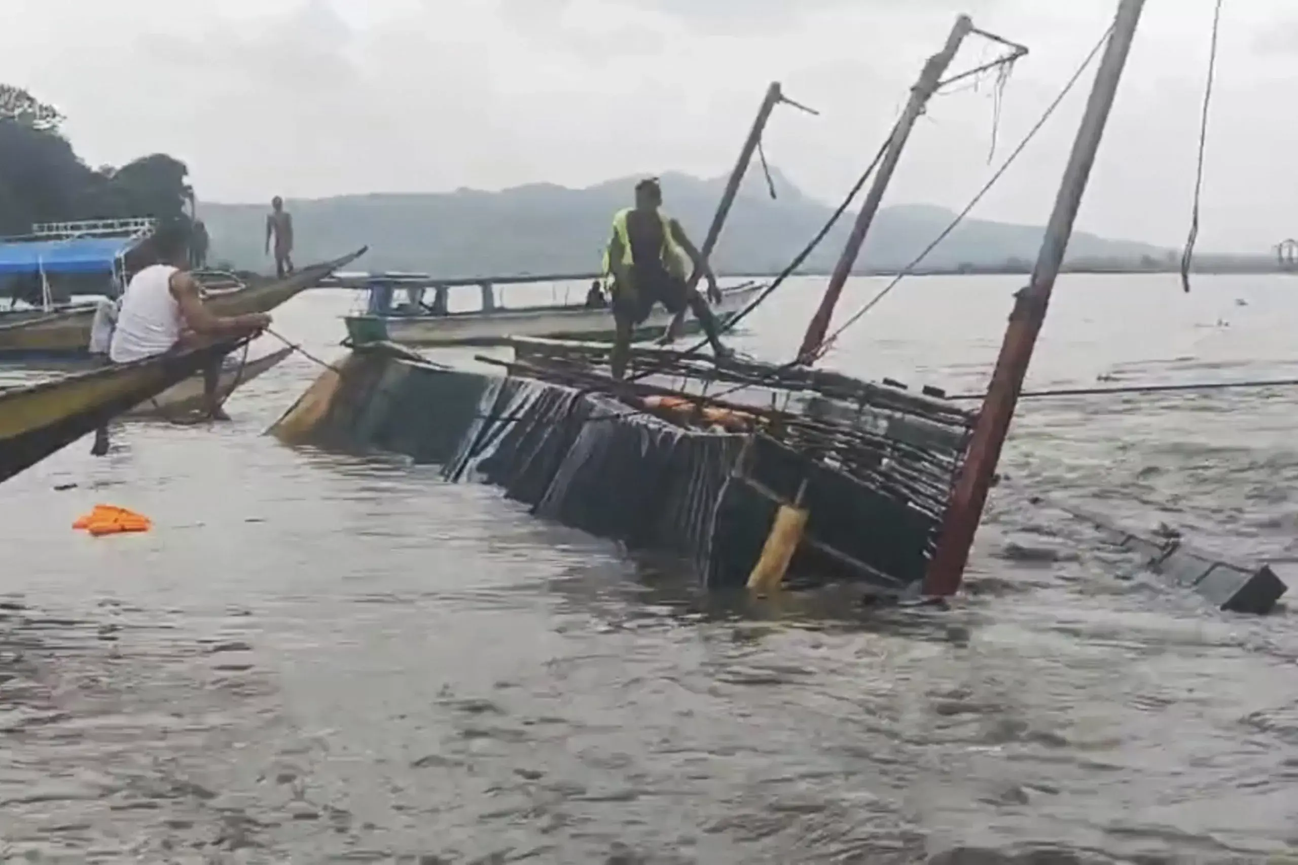 Al menos 23 muertos y 6 desaparecidos tras volcar un barco en un lago cerca de Manila