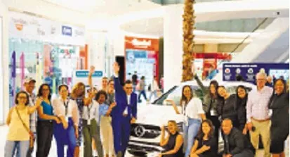 Voluntarios de Dofmi y parte del público en el  lanzamiento de la rifa benéfica.