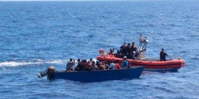 Interceptan una embarcación con 33 migrantes en la costa noroeste de Puerto Rico