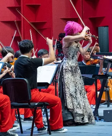 El recital tuvo como solista invitada a Jennifer Koh.