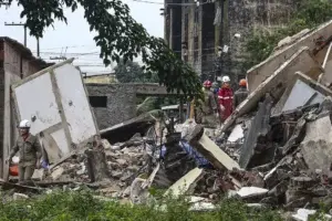 Los bomberos buscan a 14 desaparecidos tras desplome de un edificio residencial en Brasil