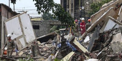 Los bomberos buscan a 14 desaparecidos tras desplome de un edificio residencial en Brasil