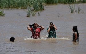 Ola de calor orilla a familias mexicanas a bañarse en el río Bravo