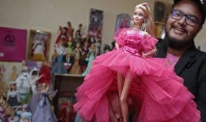 Médico mexicano presume colección de más de 200 muñecas de Barbie