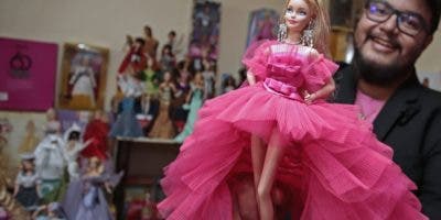 Médico mexicano presume colección de más de 200 muñecas de Barbie