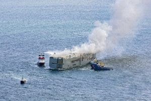 Barco cargado de tres mil vehículos se incendia cerca de la costa de Países Bajos