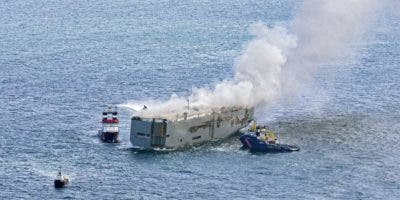 Barco cargado de tres mil vehículos se incendia cerca de la costa de Países Bajos