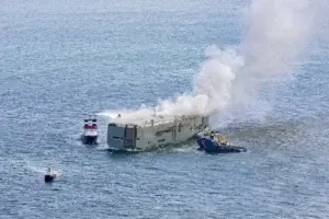 Barco cargado de tres mil vehículos se incendia cerca de la costa de Países Bajos