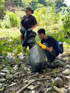 Jóvenes recogen   desechos     río Yaque