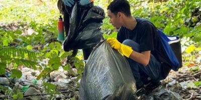 Jóvenes recogen   desechos     río Yaque