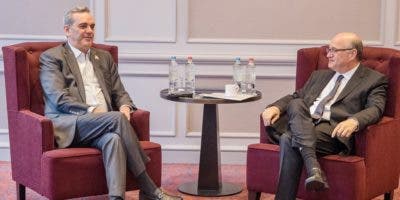 Luis Abinader se reúne en Bruselas con el BID y presidente de Guyana
