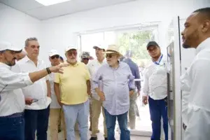 Presidente Abinader visita en la Isla Saona proyecto de energía renovable