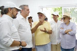 CEB presenta proyecto de energía renovable al presidente Abinader en Isla Saona