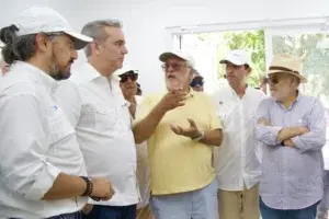 CEB presenta proyecto de energía renovable al presidente Abinader en Isla Saona