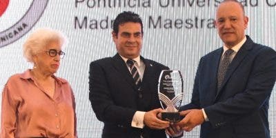 PUCMM es reconocida con el Premio a la Excelencia