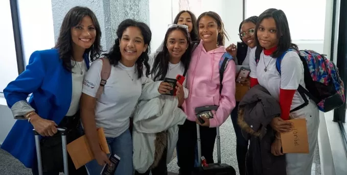 Integrantes del Coro Nacional de Niños  antes de iniciar el viaje.