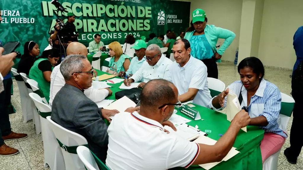 Aspirantes de la Fuerza de Pueblo acuden en masa a formalizar inscripción desde tempranas horas