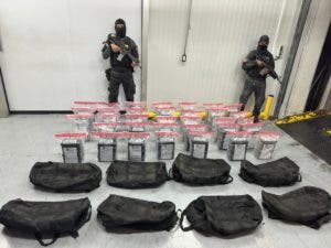 Autoridades ocupan 200 paquetes de cocaína en cajas de guineo en Puerto Caucedo