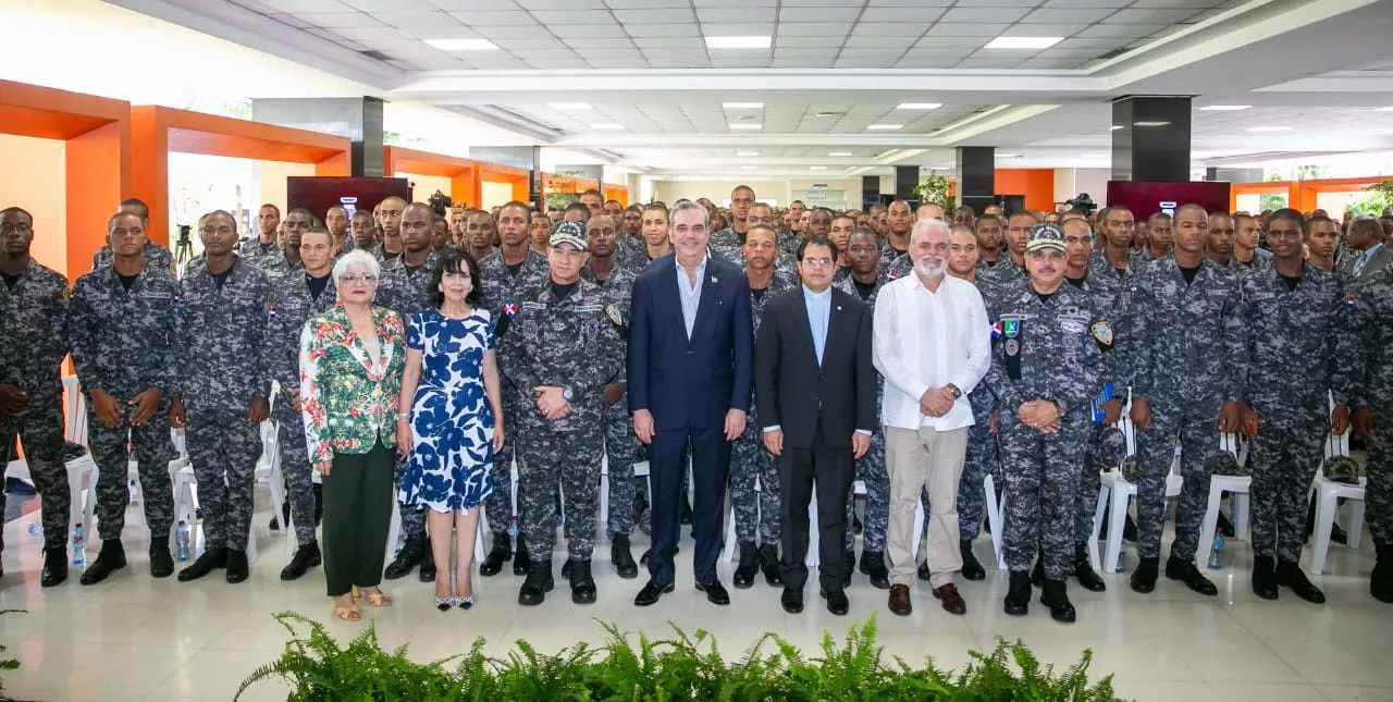 Presidente Abinader encabeza graduación de 757 policías en derechos humanos