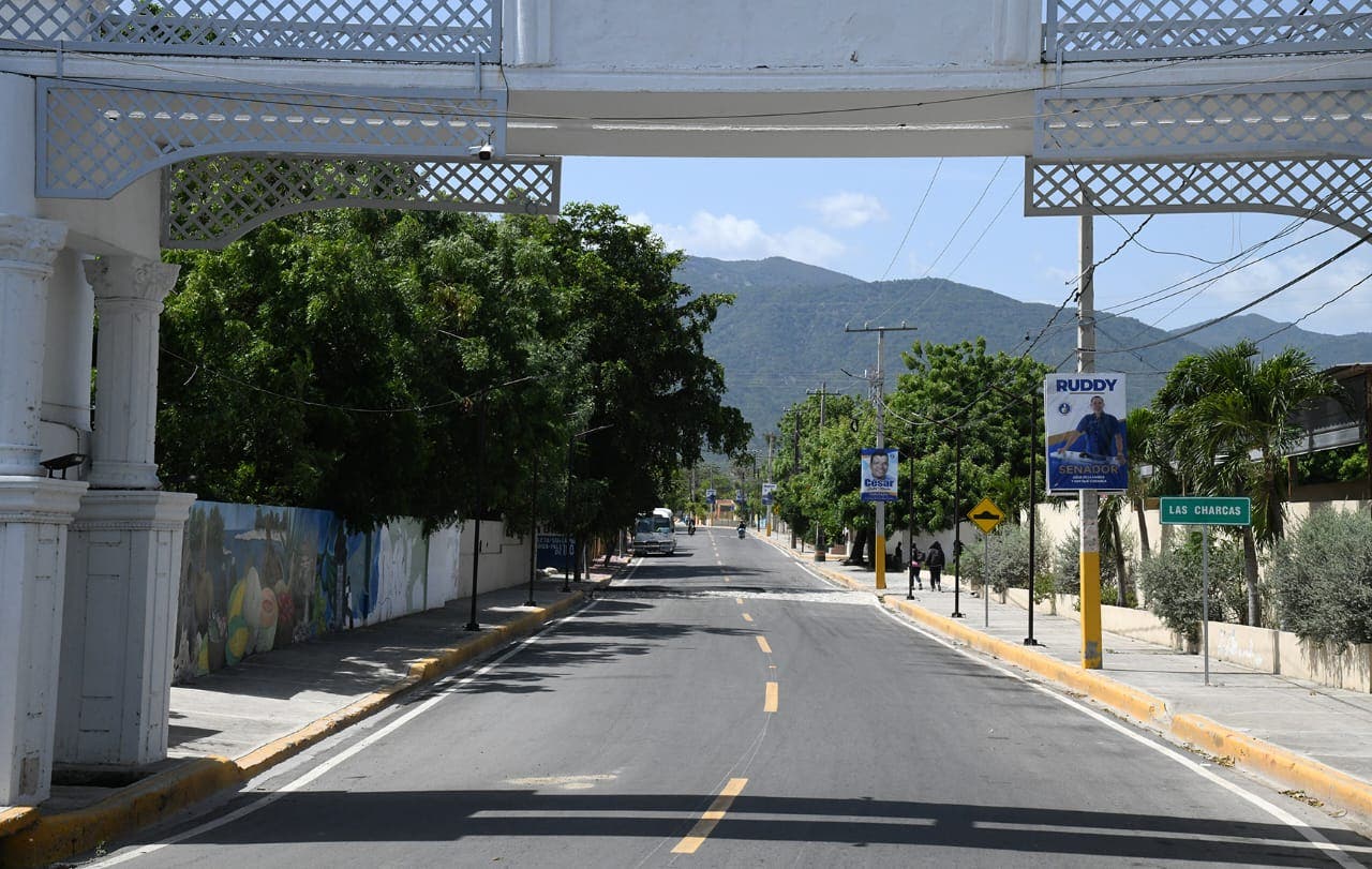Gobierno entrega varias obras viales en Ansonia-Las Barías y Las Charcas de Azua