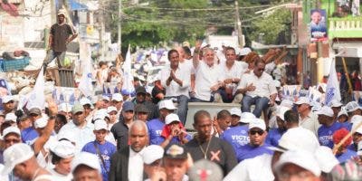 Alberto Atallah recibe apoyo de moradores de la parte alta de la ciudad Capital