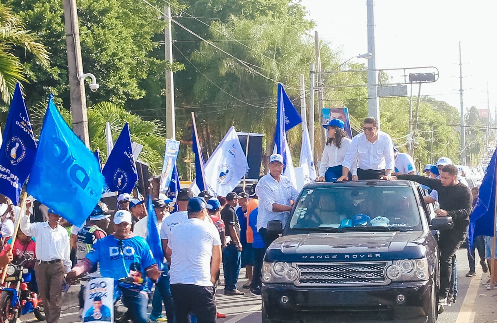Dío Astacio realiza multitudinaria caravana en Santo Domingo Este