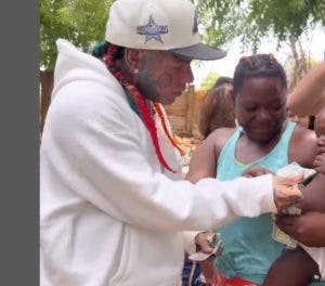 Tekashi 69 reparte más de RD$2,000,000 en barrios pobres de RD