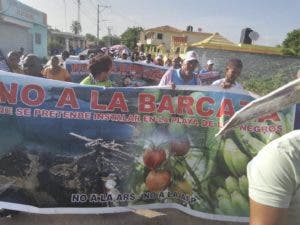 Se movilizan en Los Negros contra las Barcazas