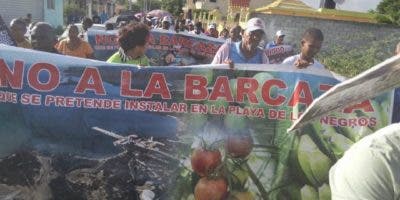 Se movilizan en Los Negros contra las Barcazas