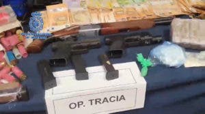 Detienen dos Dominican Don’t Play por robar drogas haciéndose pasar por policías y traficar con armas