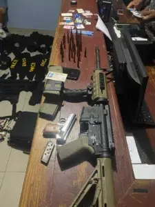 Patrulla captura prófugo y le ocupa fusil, pistola y prendas policiales