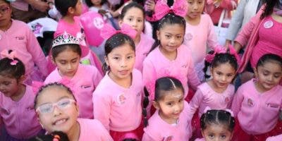 Cholitas Barbies y una “marea rosa” se apoderan de las calles de La Paz para ir al cine
