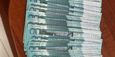 Policía apresa hombre por posesión de billetes falsos en pesos y dólares