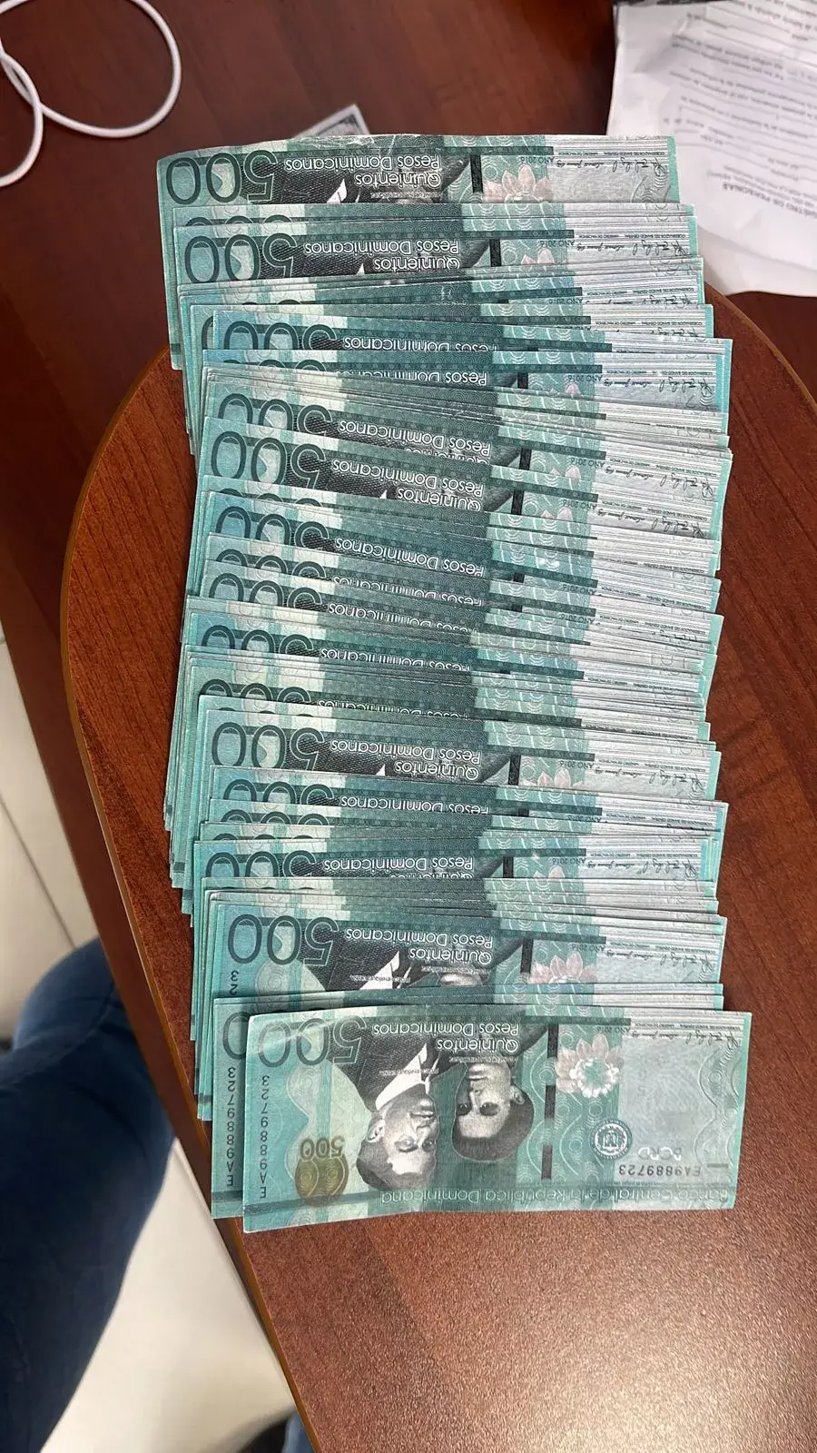 Policía apresa hombre por posesión de billetes falsos en pesos y dólares