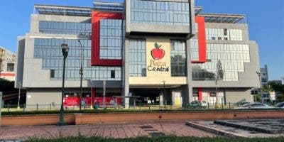 Mujer pierde la vida tras lanzarse de cuarto piso de Plaza Central