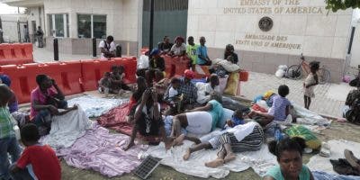 Policía haitiana dispersa a congregados ante la embajada de EEUU tras huir de sus barrios