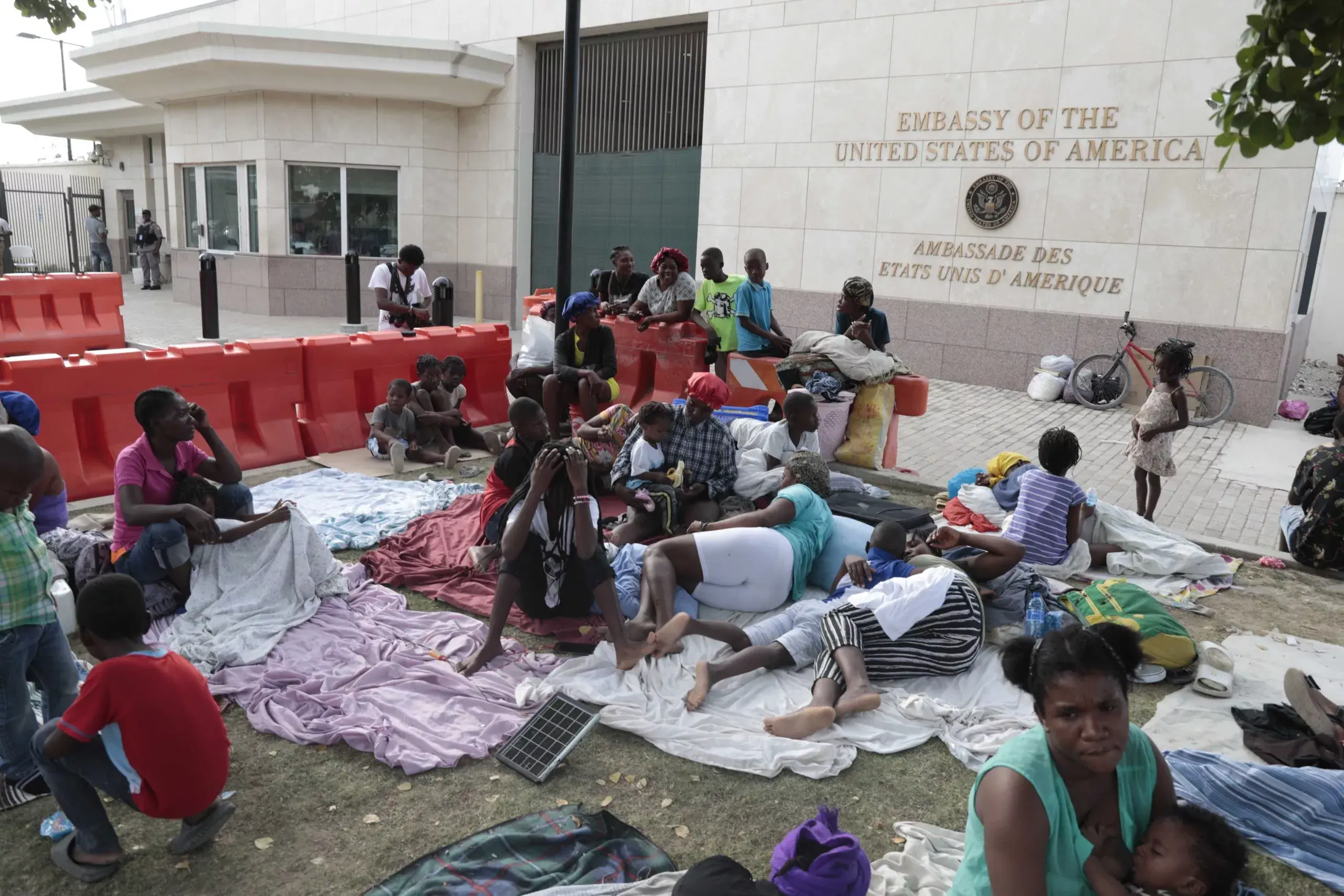 Policía haitiana dispersa a congregados ante la embajada de EEUU tras huir de sus barrios