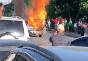 Incendian vehículo durante protesta de choferes en Villa Mella
