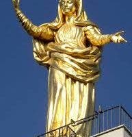 Una estatua de la Virgen María se convierte en la escultura de bronce más grande de Egipto