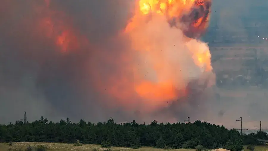 Incendio en un campo de entrenamiento en Crimea obliga a evacuar a más de 2.000 ciudadanos