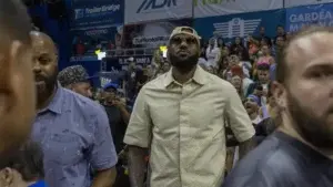 LeBron James asiste al primer juego de la final del basket Puerto Rico