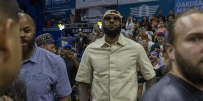 LeBron James asiste al primer juego de la final del basket Puerto Rico
