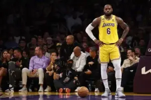 LeBron confirma que seguirá jugando la próxima temporada