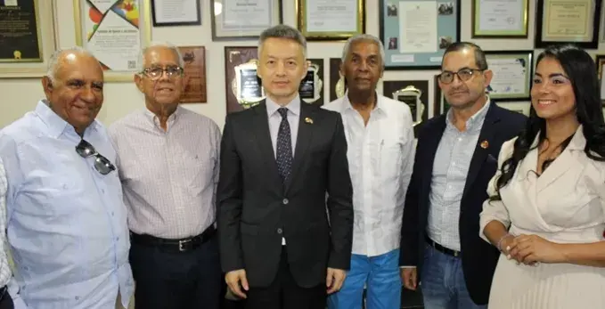 Embajador de China realiza una visita a Jarabacoa