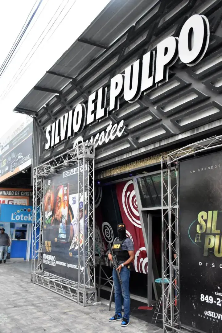 DNCD y MP allanan discoteca «Silvio el pulpo», en la avenida Independencia